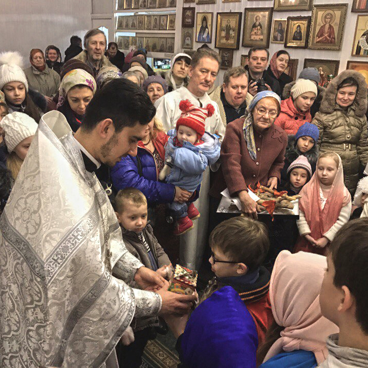 Воскресная школа храма Святой Екатерины поздравила своих прихожан с Рождеством.